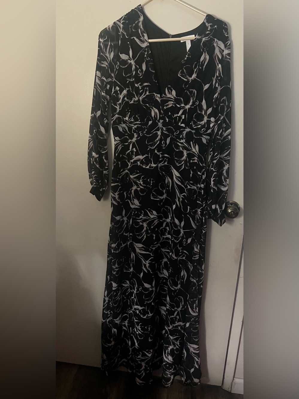 Leith Black & White Floral V-Neck Long Sleeve Maxi Dress